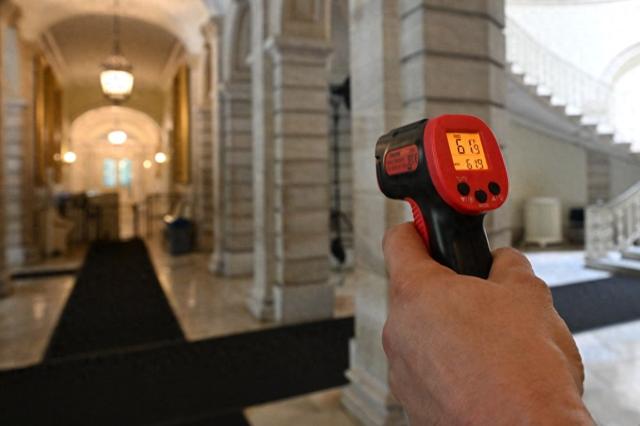 纽约市长敦促市民空调只开26℃	，市政厅却低达12℃