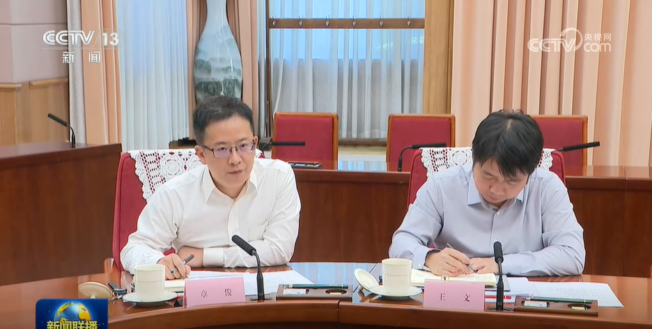 李强今日下午主持召开经济形势专家和企业家座谈会	，于东来等8人发言