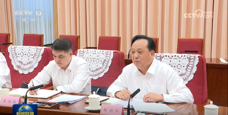 李强今日下午主持召开经济形势专家和企业家座谈会，于东来等8人发言