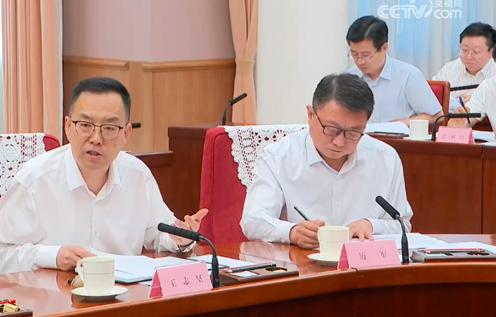 李强今日下午主持召开经济形势专家和企业家座谈会	，于东来等8人发言
