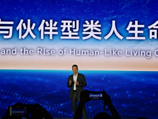直击WAIC丨荣耀CEO李健：智能体操作系统将拥有基础生命特征、认知记忆系统	、自我意识和灵魂