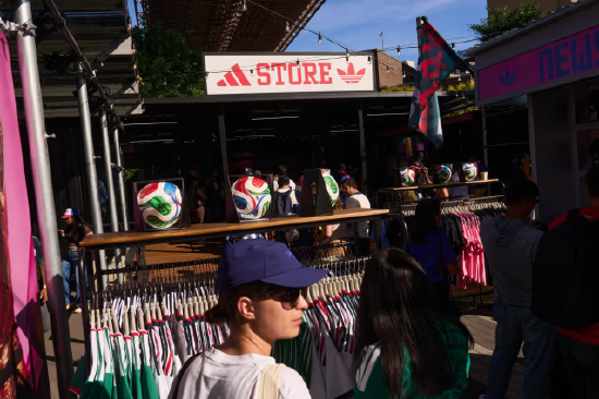 世界杯营销开支侵蚀利润，阿迪达斯股价暴跌18%