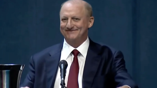 伯克希尔哈撒韦盈利走高，CEO阿贝尔开始动用巴菲特积攒的巨额现金储备